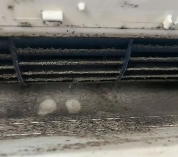 巴塘空调吹的风有股烧焦味是怎么回事